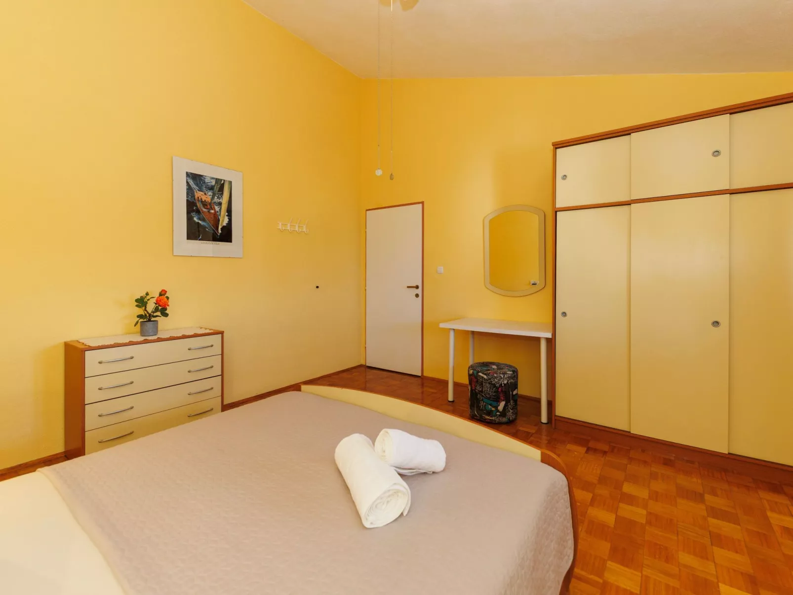 "Zara" mit Blick auf das Wasser-Binnen