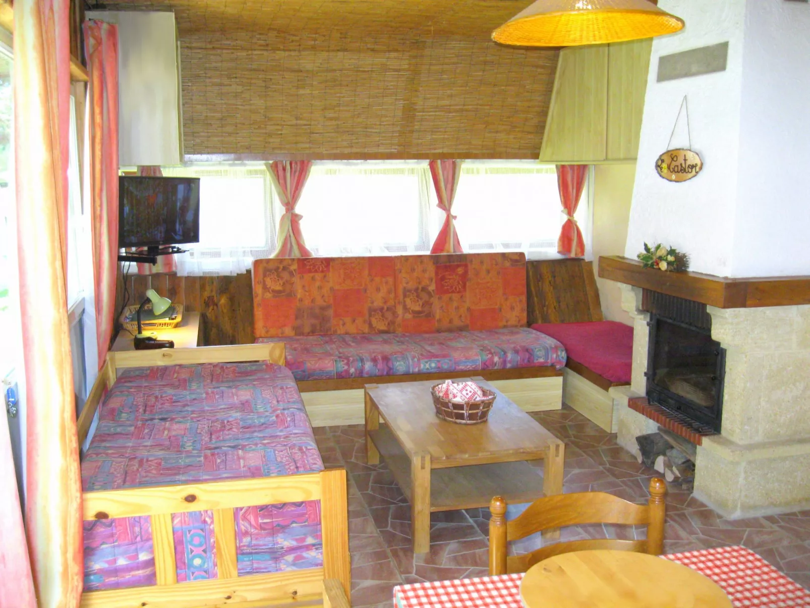 Charmantes Ferienhaus mit gemeinsamem Grill-Binnen