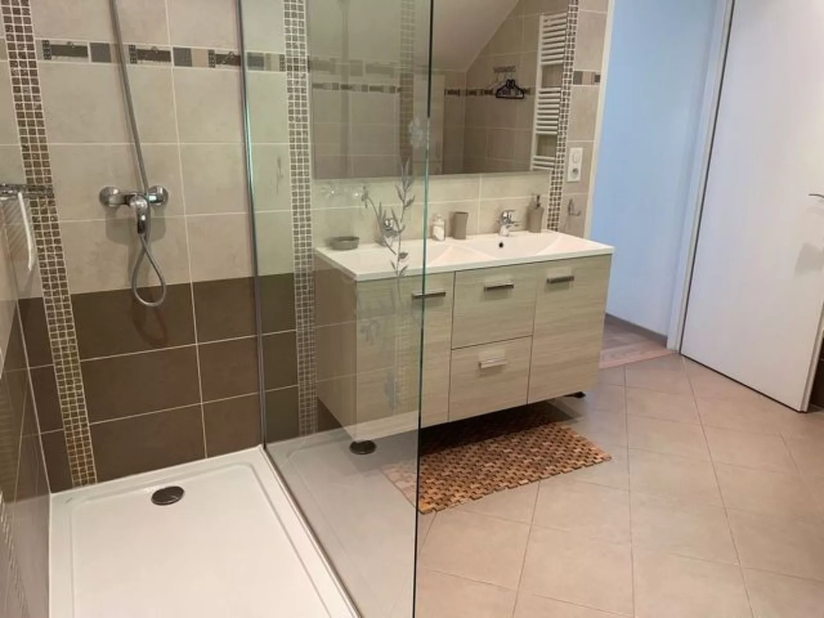 In Aiguebelette-Le-Lac mit Garten, Terrasse und Grill-Binnen