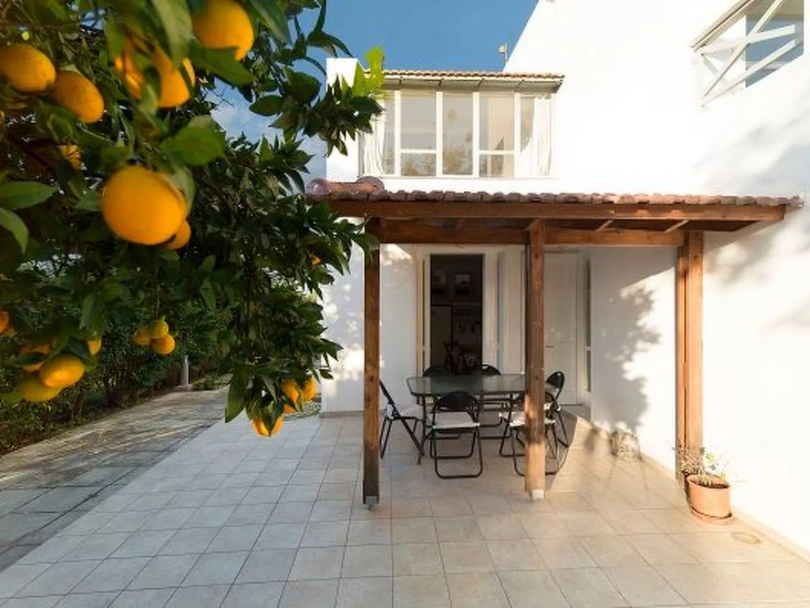 Neben Orangenbaum-Obstgarten-Buiten