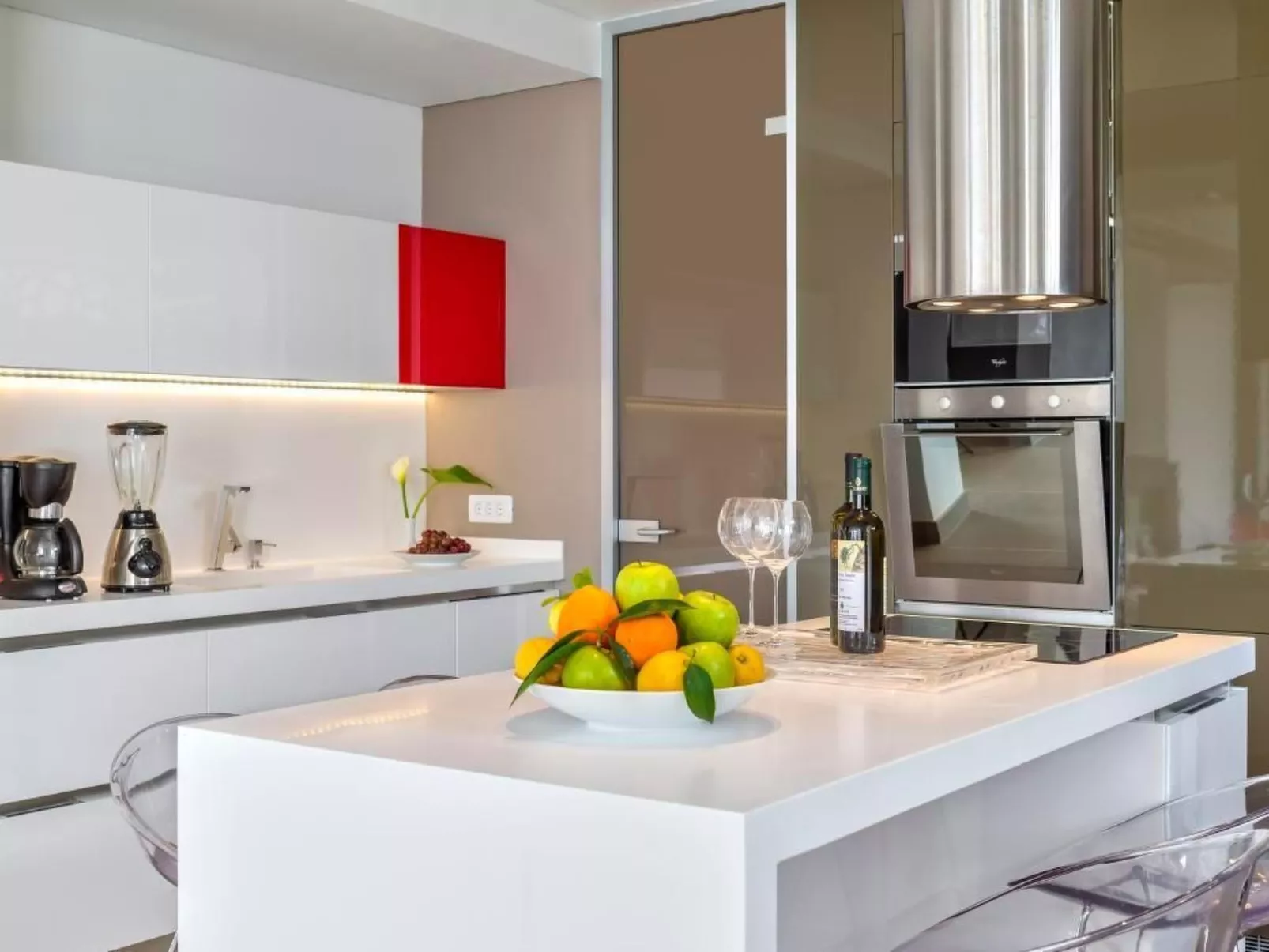 "Villa Charisma" mit eigenem Pool-Binnen