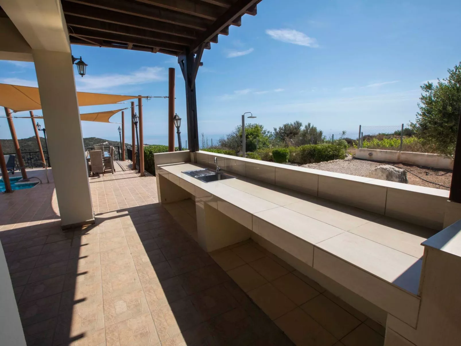 Villa mit Blick auf die Berge und Whirlpool-Buiten