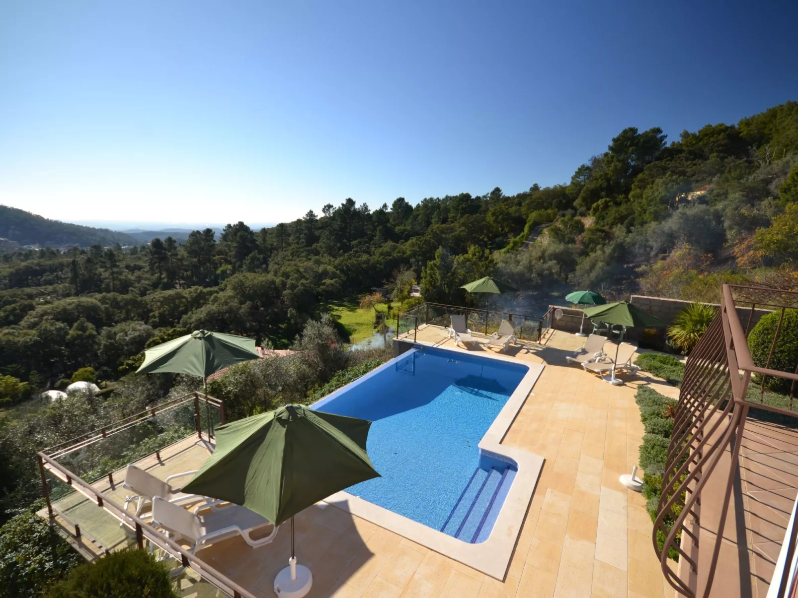 Luxuriöse Privatvilla mit Infinity-Pool-Buiten