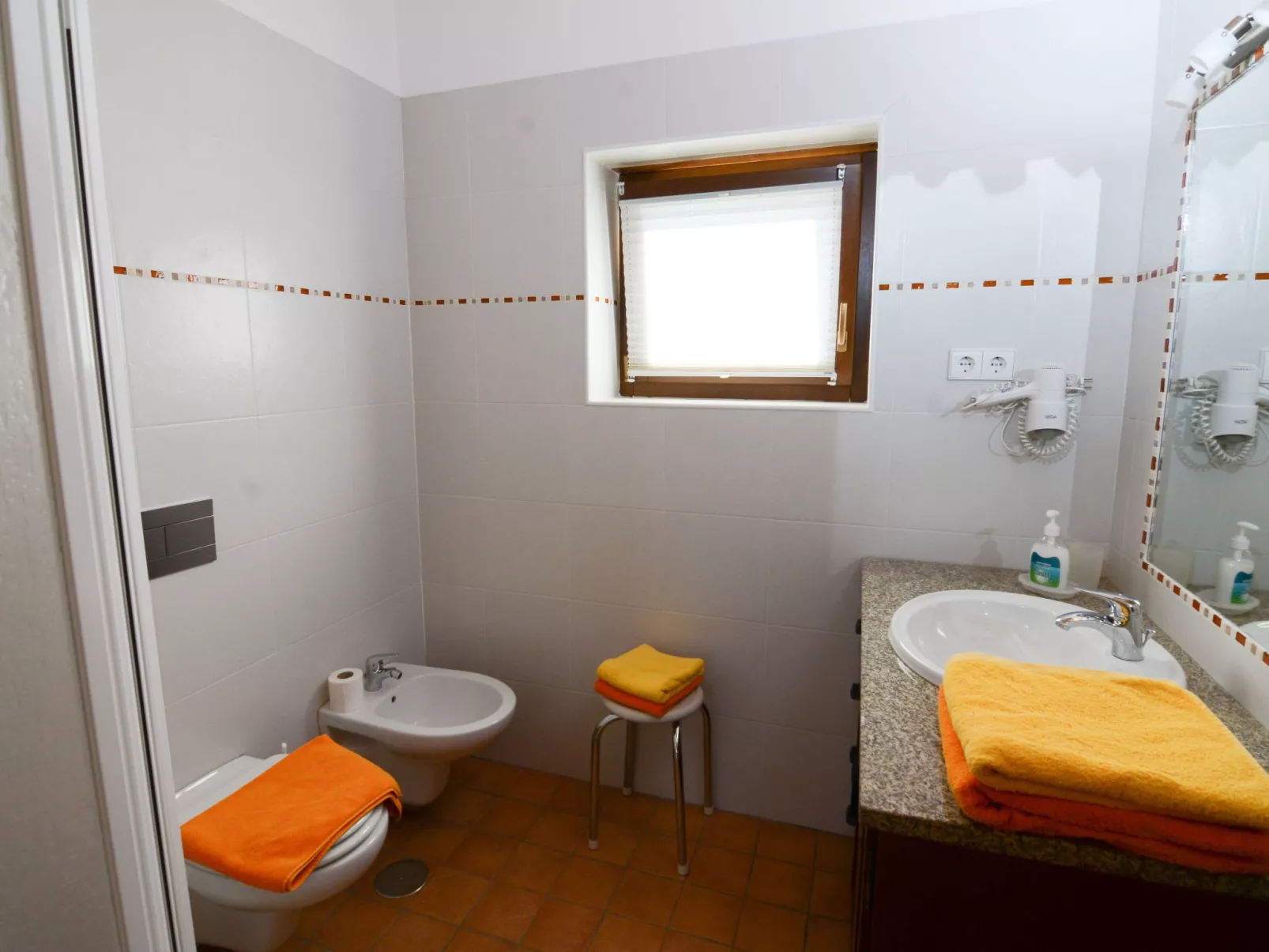 Mit Sonnenterrasse und großem Garten-Binnen