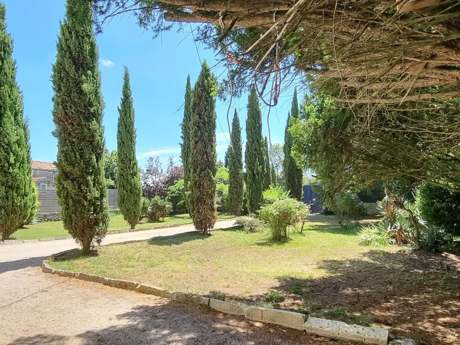 8-Zimmer-Schloss mit Pool und eigenem Park