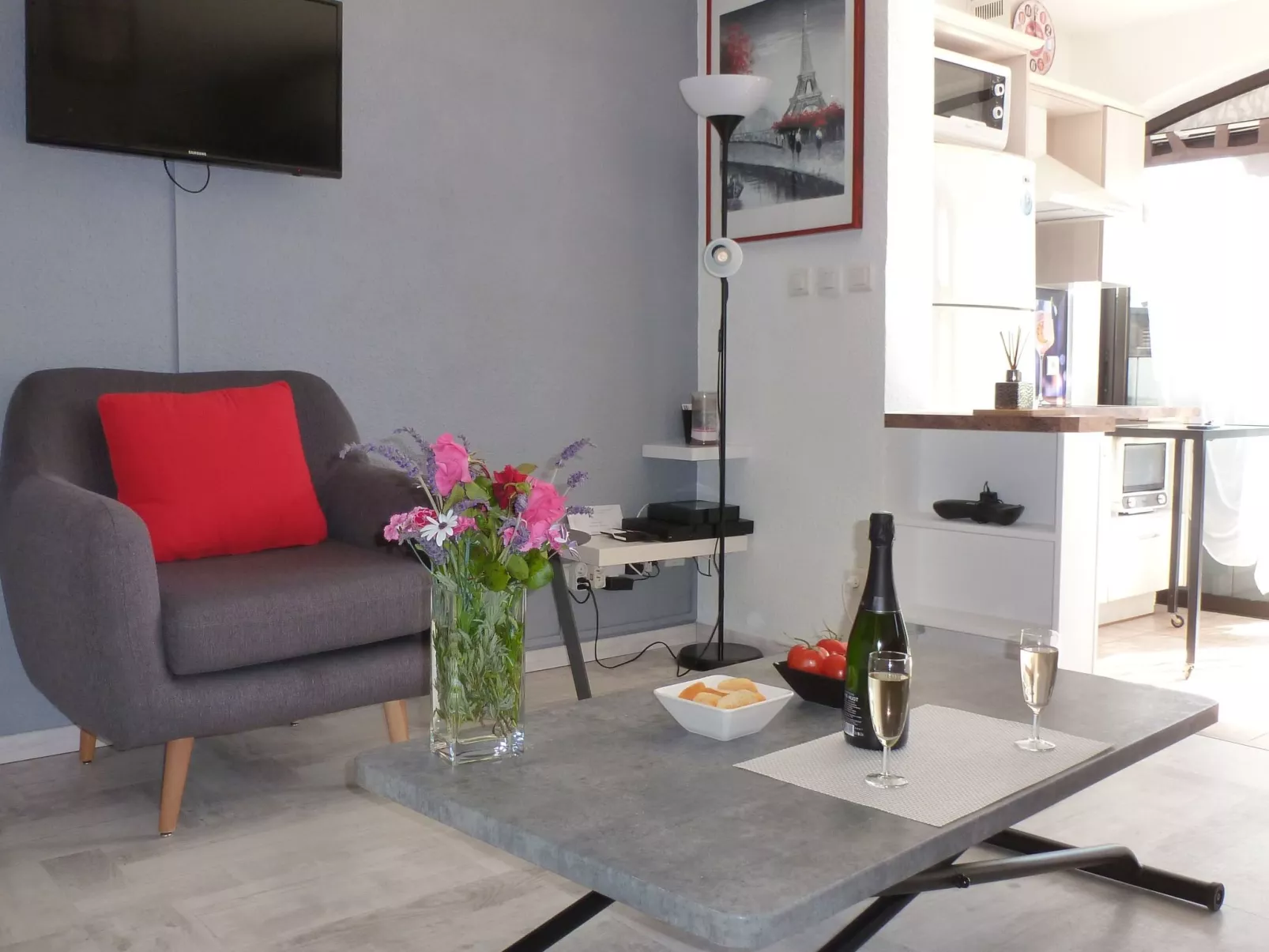 SAISONALE VERMIETUNG: DIE PERGOLA AM STRAND.-Binnen