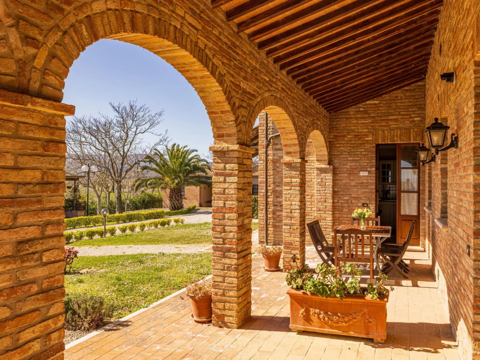 Sanguineto' Wohnung mit Schwimmbad-Buiten