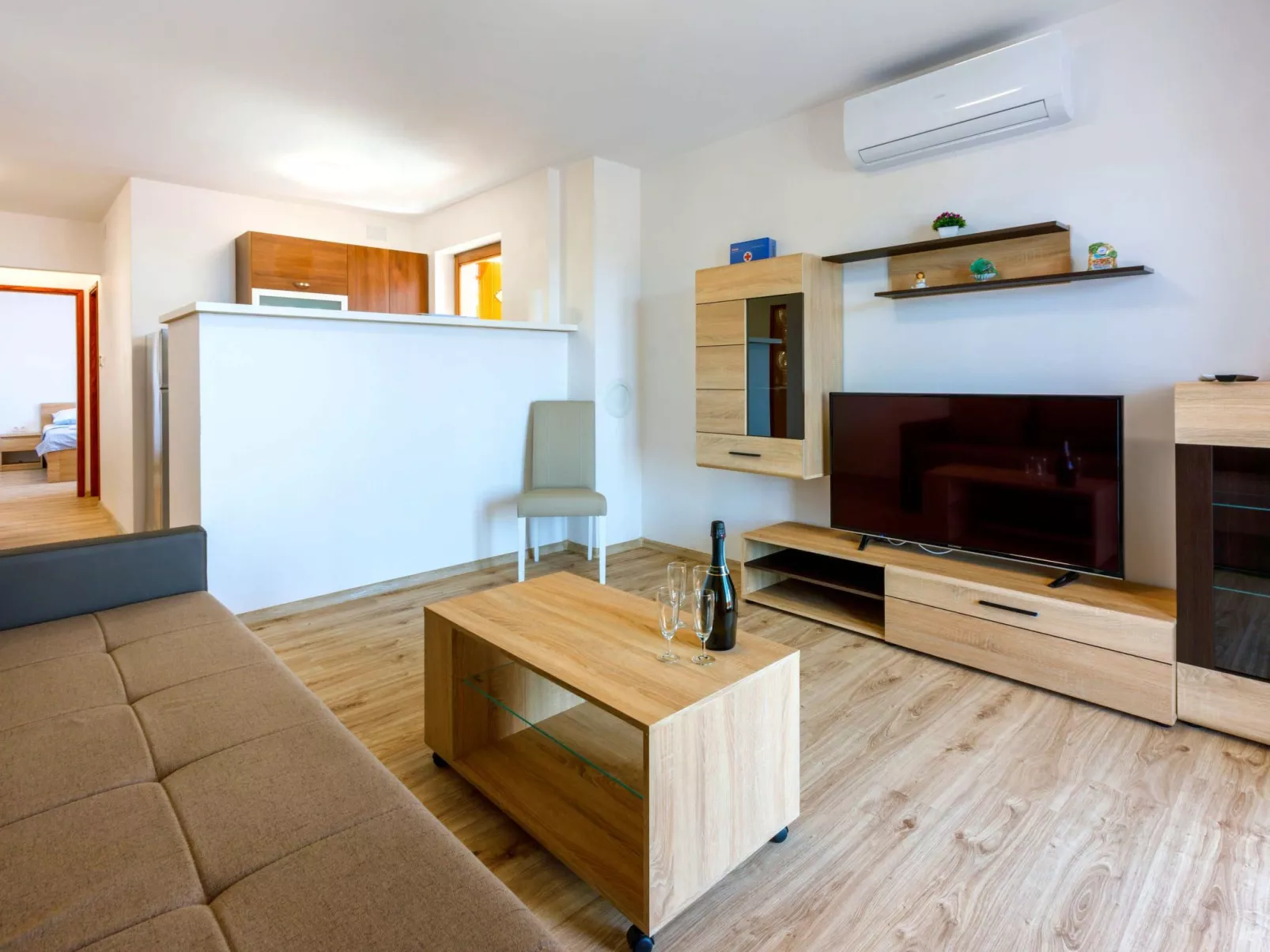 FeWo mit privatem Balkon und Gemeinschaftspool-Binnen