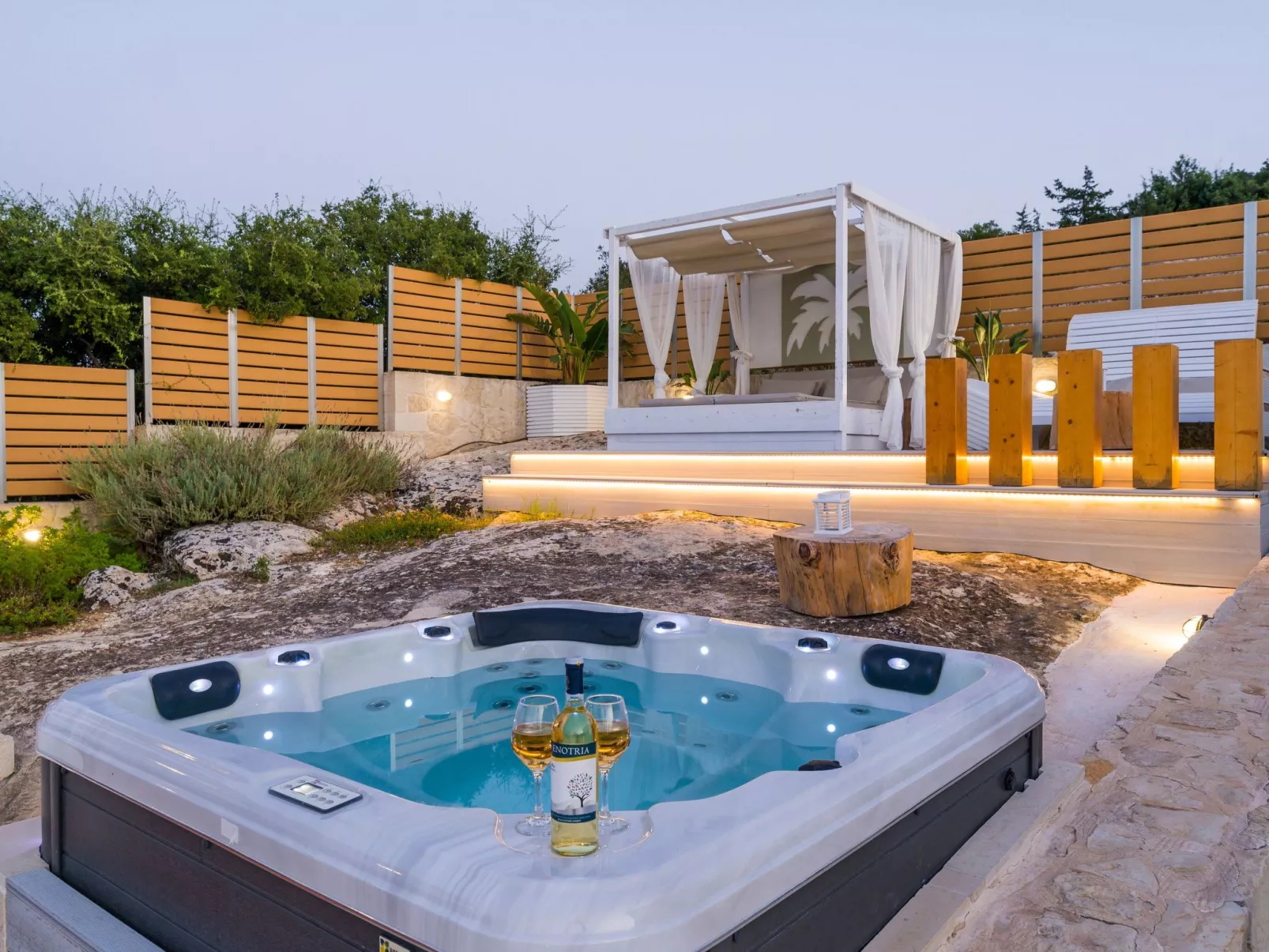 Villa White Harmony 6km vom Strand entfernt mit Pool-Buiten