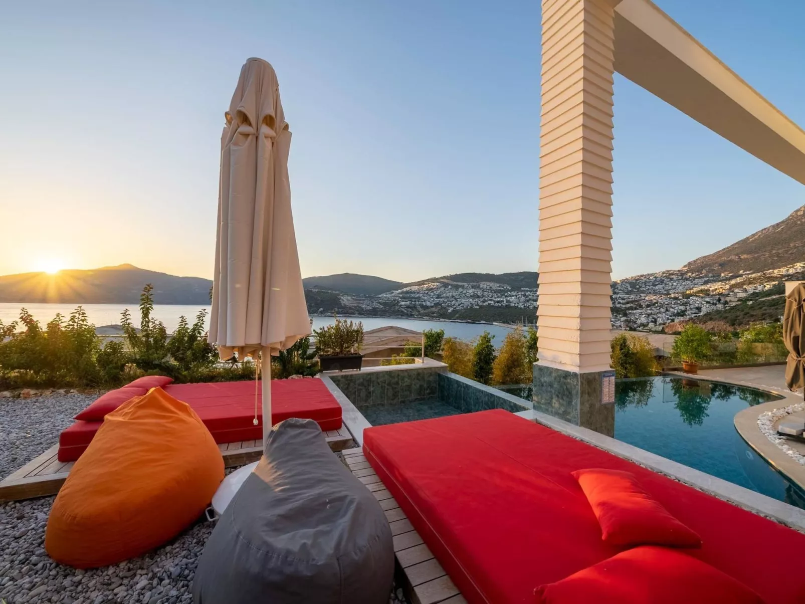 Große Villa direkt am Meer mit Infinitypool-Image-tags.info