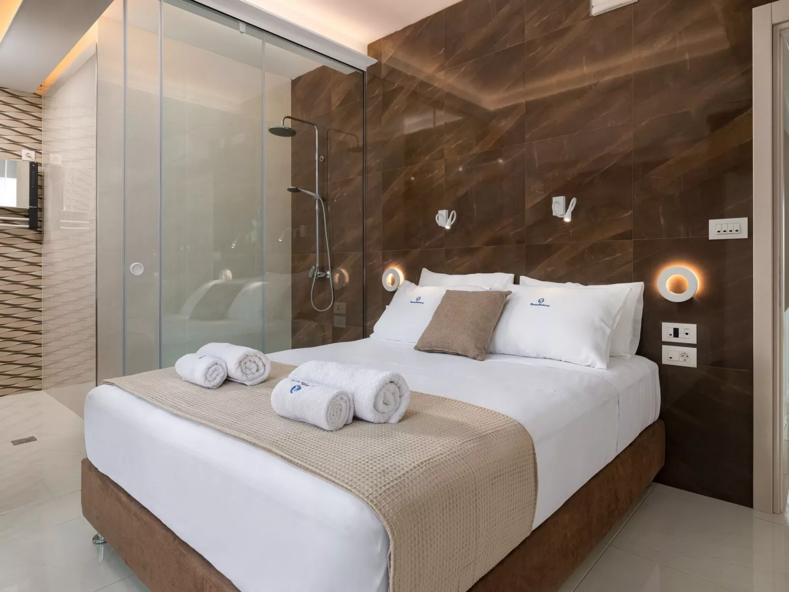 Rhodes Skyline Suites-Binnen