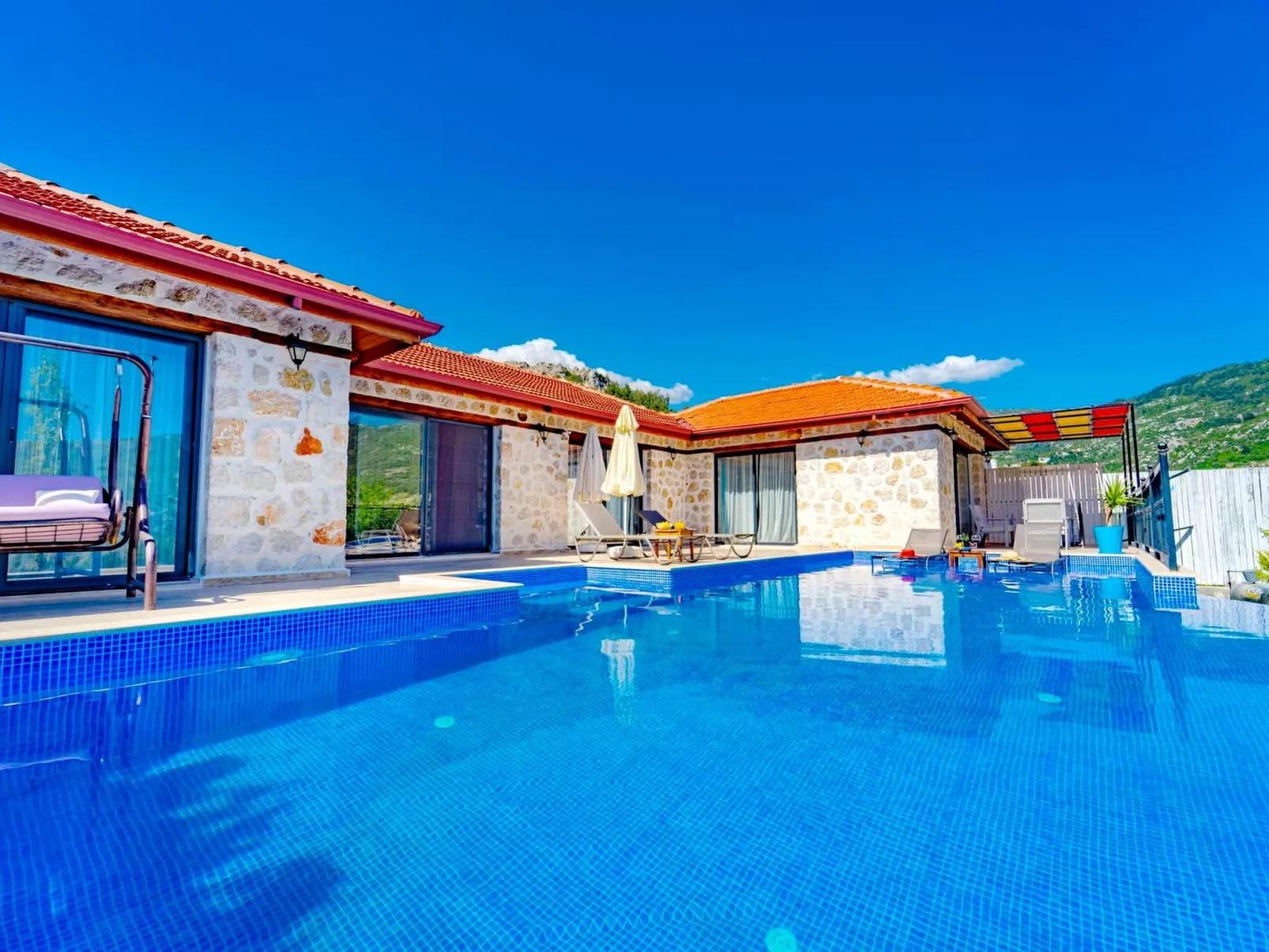Rustikale Natursteinvilla mit Bergblick in Kalkan-Binnen