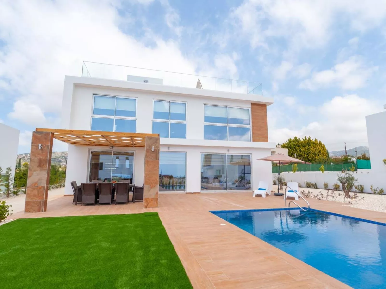 Luxuriöse Villa mit 4 Schlafzimmern, Pool und Whirlpool