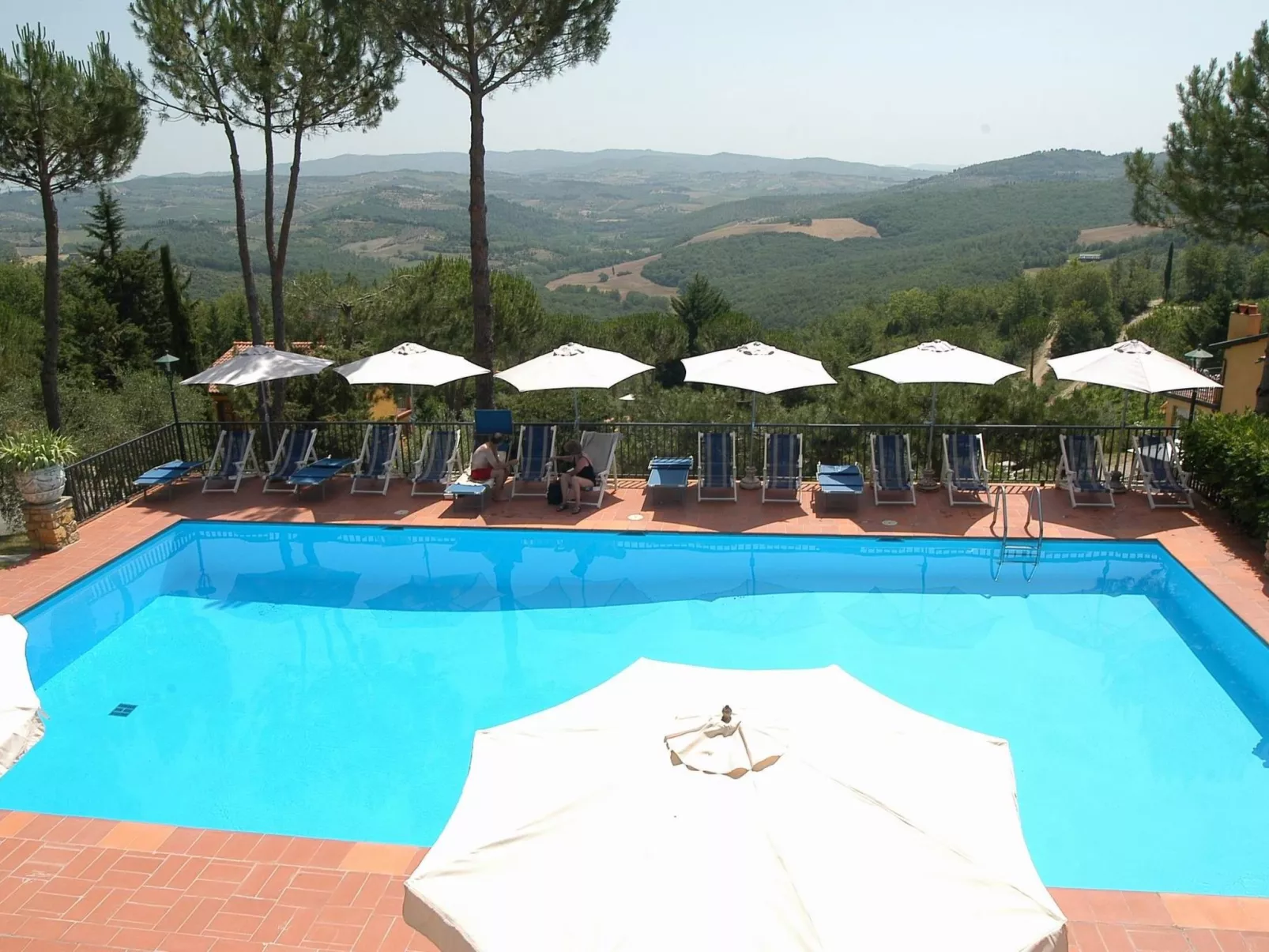 Wohnung Poggio Oro Rondini mit Pool - Buiten