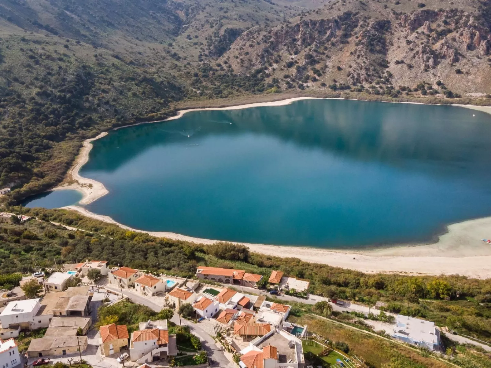 Villa mit Seeblick und Pool in der Nähe von Restaurants-Image-tags.info