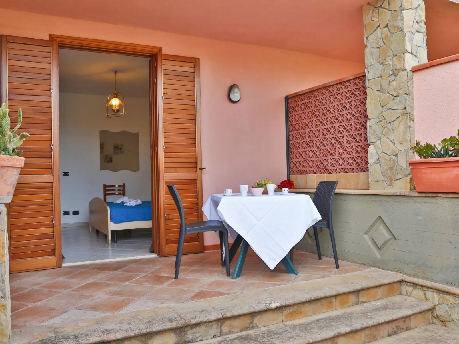 Helle mediterrane Villa mit Veranda und Garten-Binnen