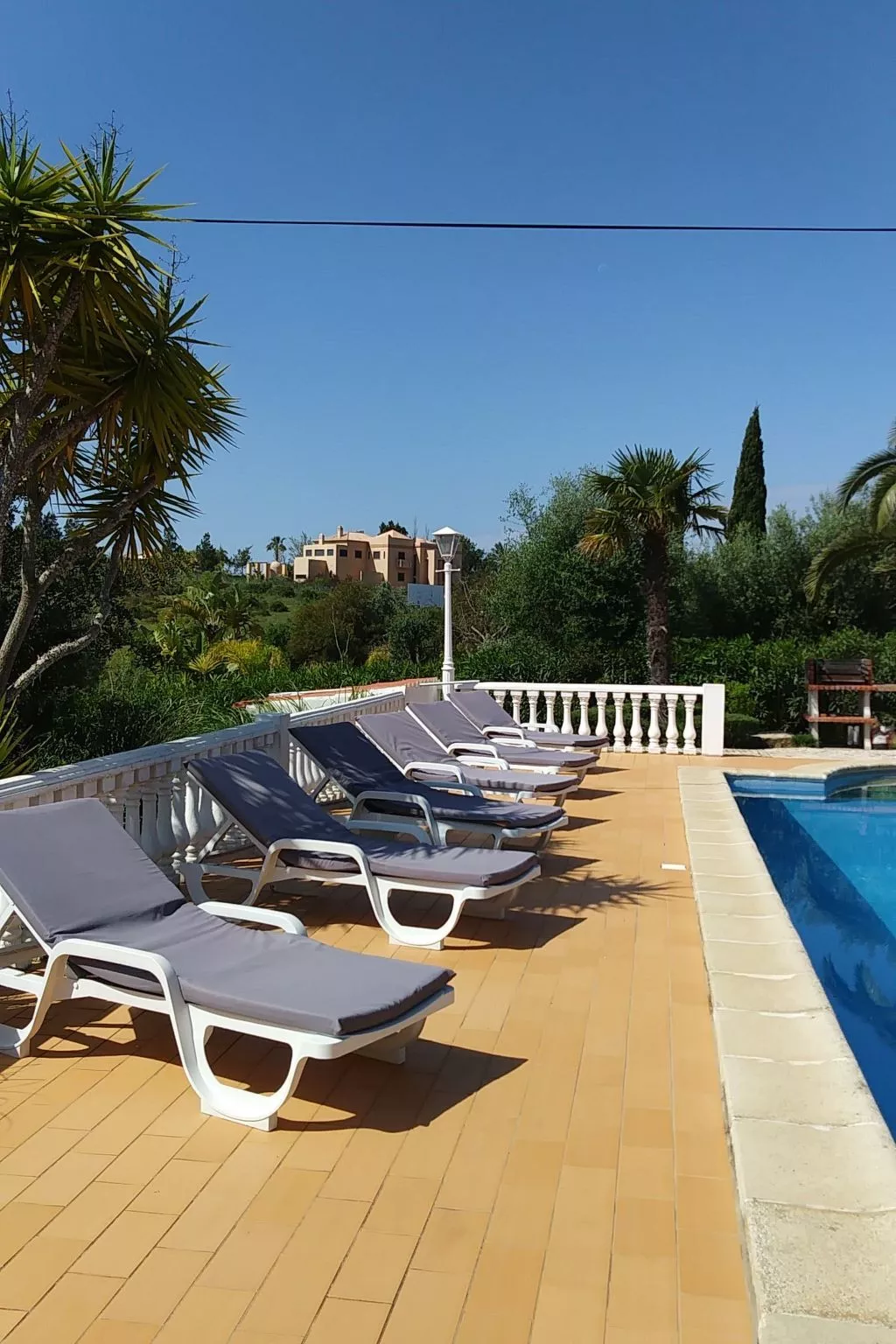 Mit Terrasse und Gemeinschaftspool-Buiten