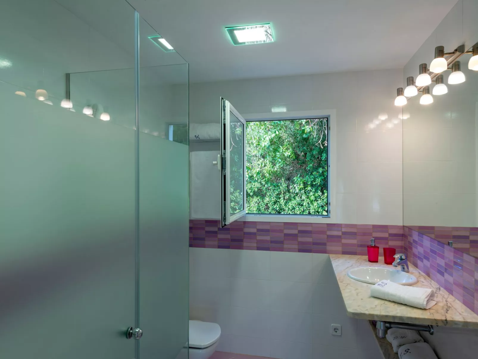 Moderne, frische Familienvilla Allondra - Binnen