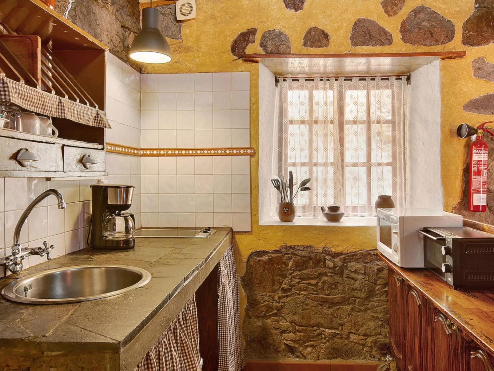 250 Jahre altes Steinhaus mit zwei Terrassen inmitten einer wunderbaren Naturla-Binnen