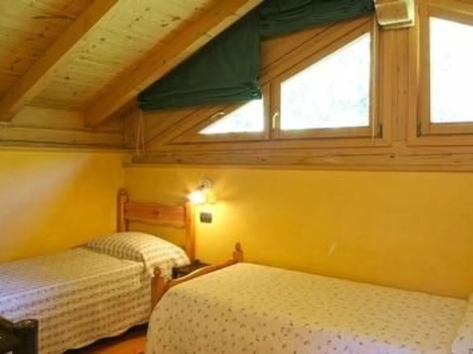 Romantisches Chalet in den Wiesen der Dolomiten-Binnen