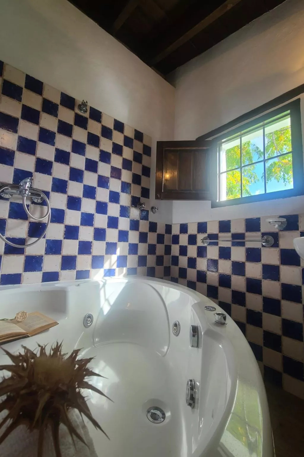 Schöne Ferienwohnung in Iznájar mit Garten, Terrasse und Grill-Buiten