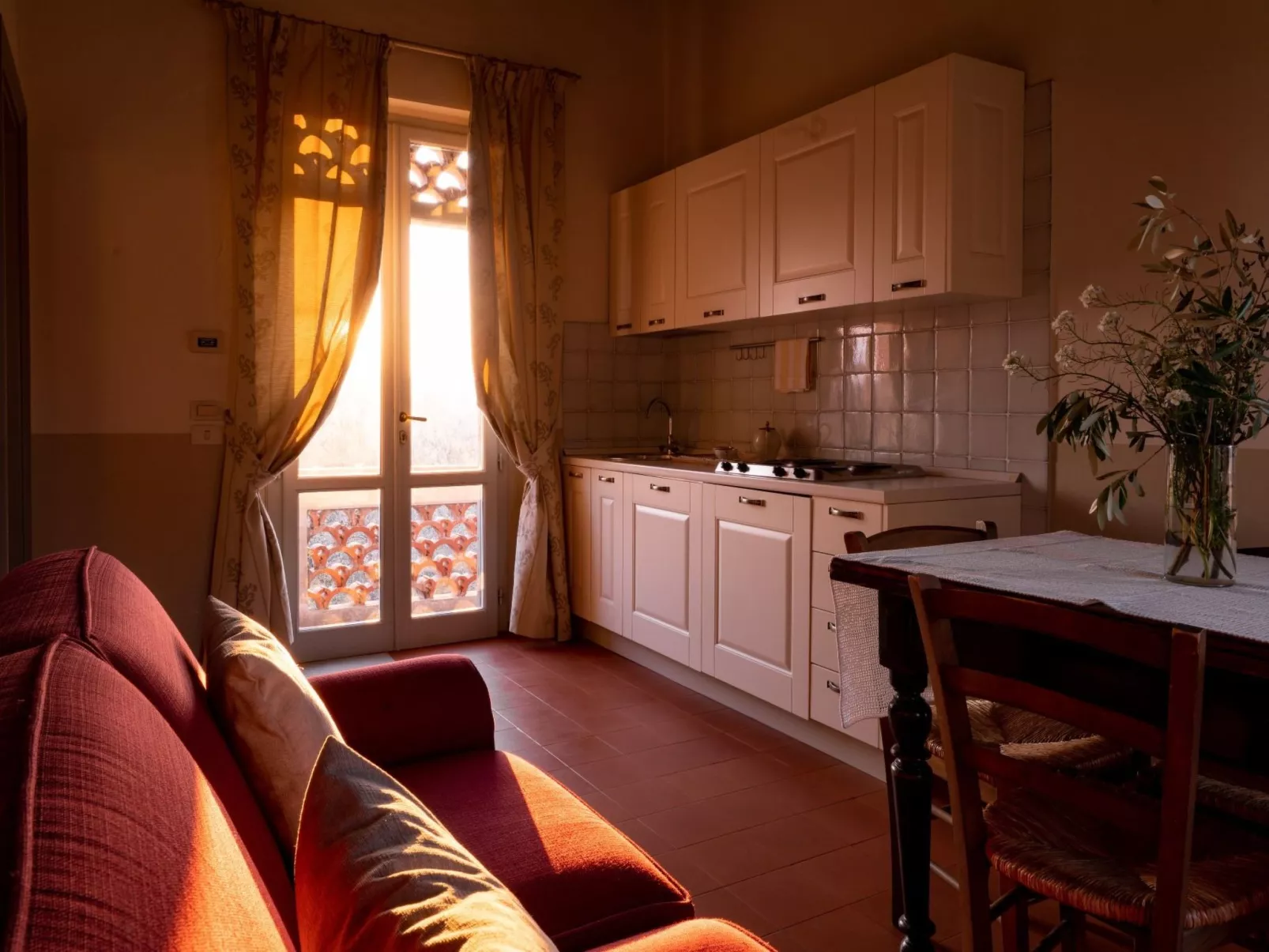 Drei-Zimmer-Panorama-Wohnung mit Terrasse und Sommerpool