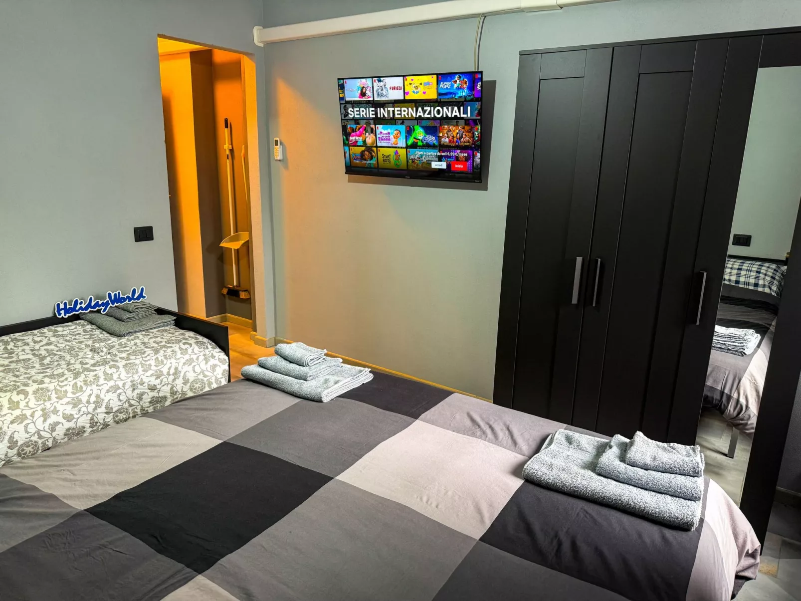 Neue moderne Seeüberdachung von Holiday World-Binnen