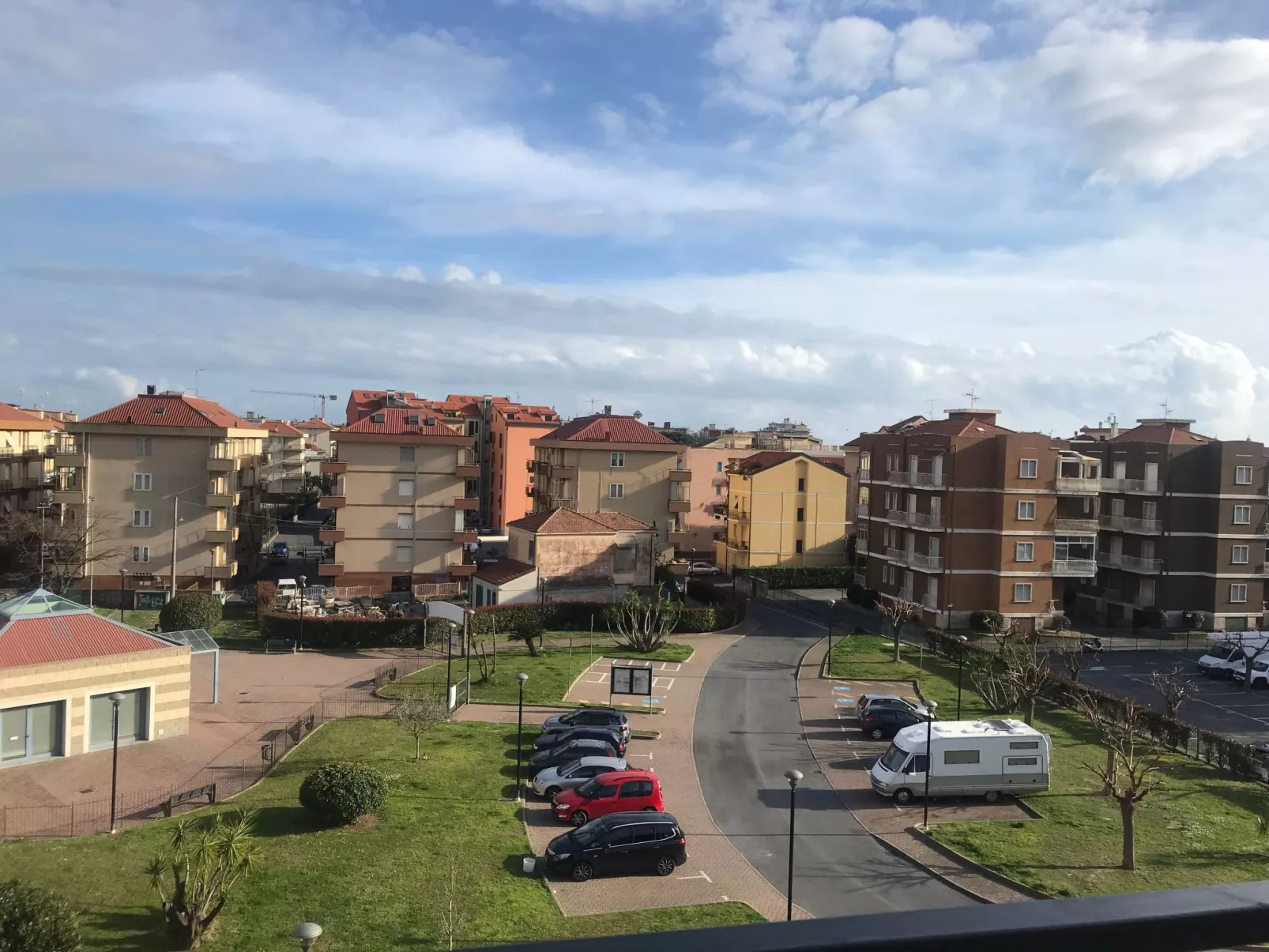 'White' mit Balkon-Buiten
