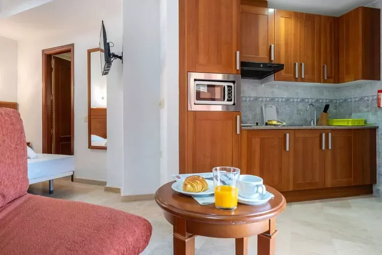 CT 240 - Beachfront Apartment -Don Juan Manilva-Keuken