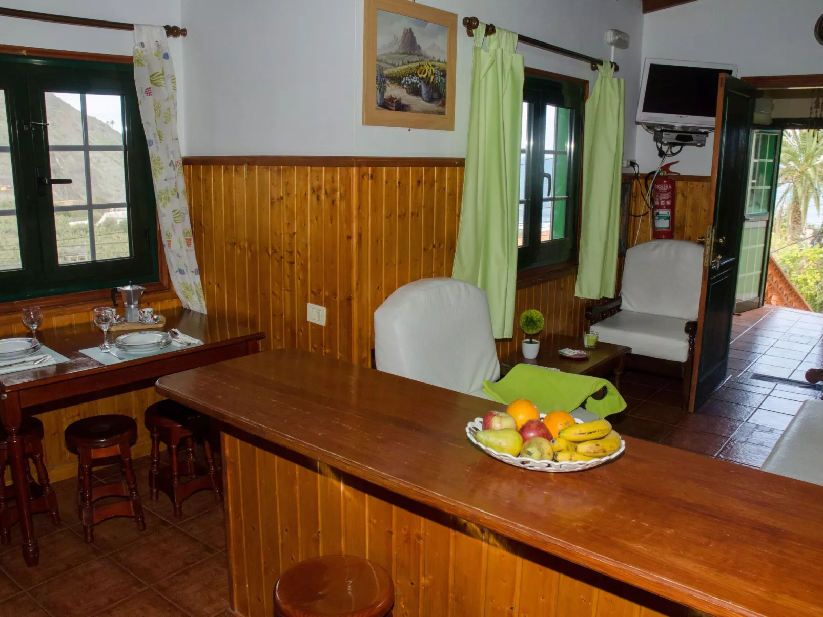 Ländliches Haus mit herrlichem Blick auf das Meer und das Tal.