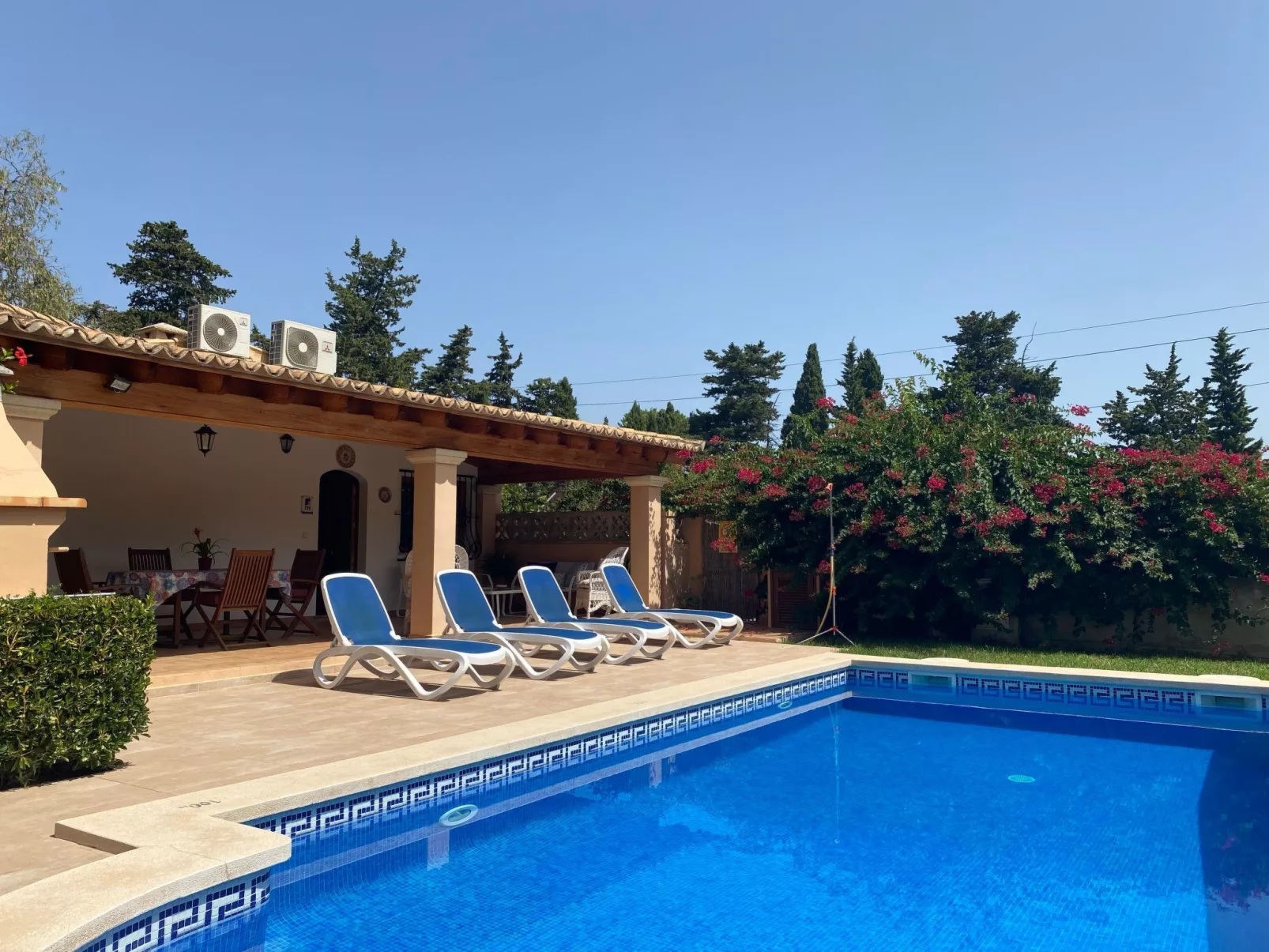 Finca mit Garten, Grill und Terrasse-Buiten