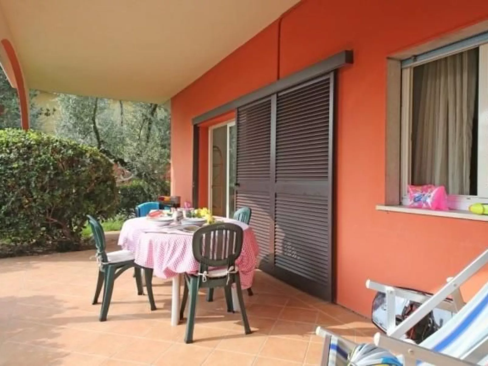 Dreizimmerwohnung in Villa eine Ebene-Buiten