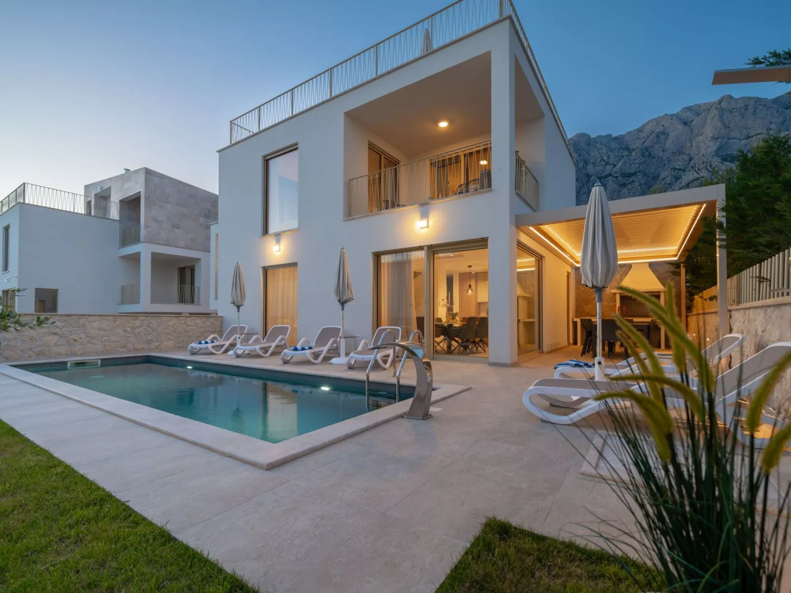 Neue Villa Adore-Binnen