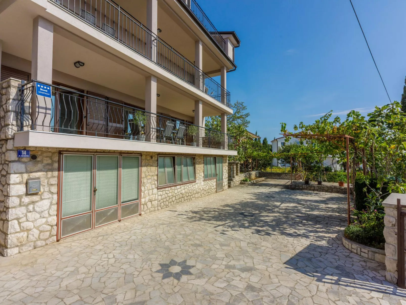 Wohnung im Erdgeschoss mit Terrasse-Buiten
