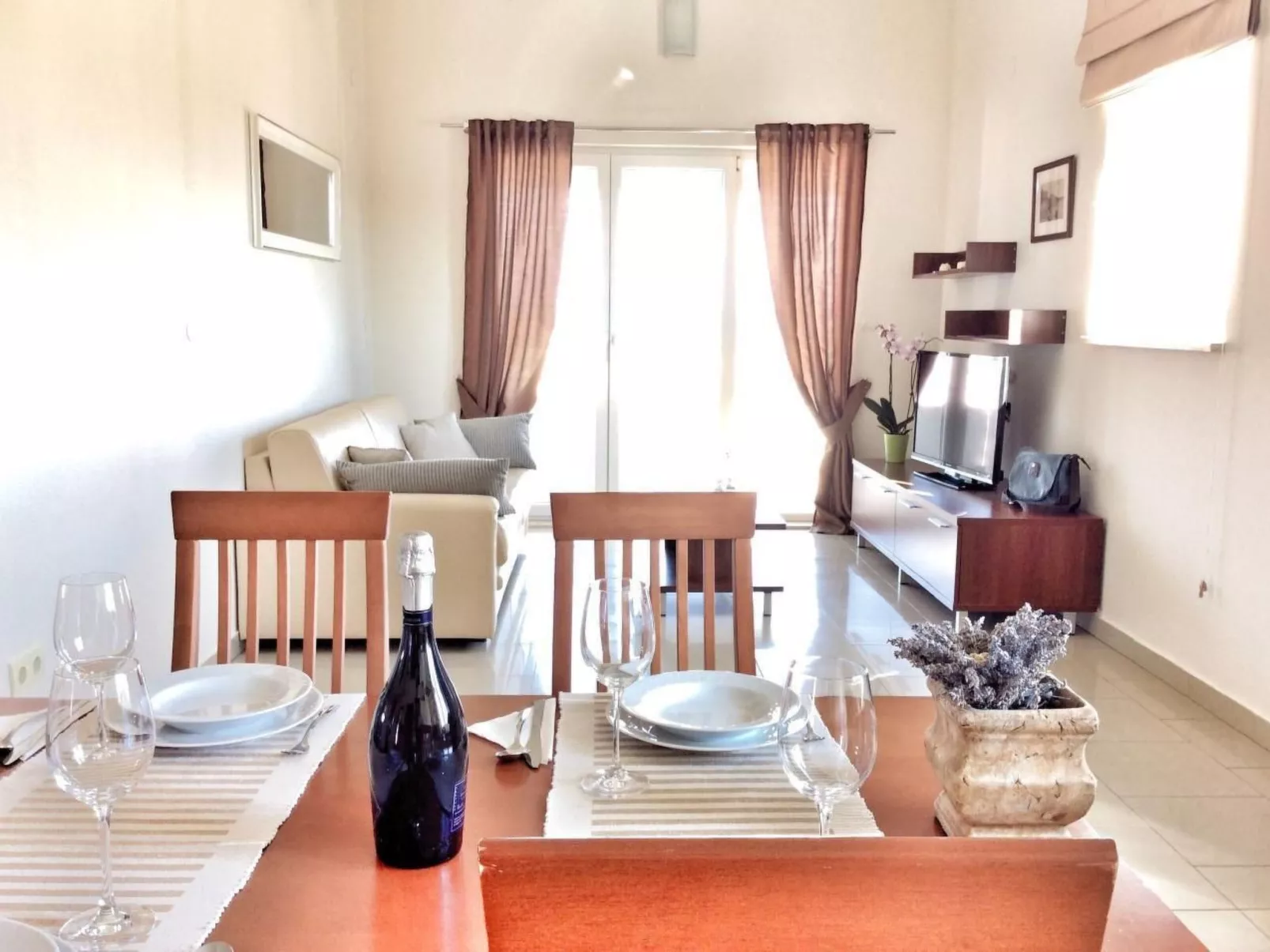 Mit Blick auf das Wasser