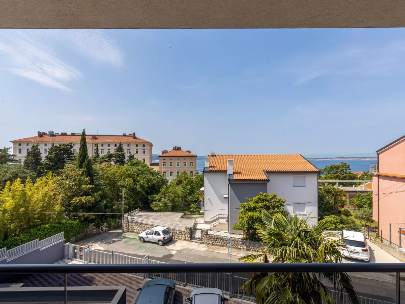 Modernes Apartment in Crikvenica mit Gemeinschaftspool - Buiten