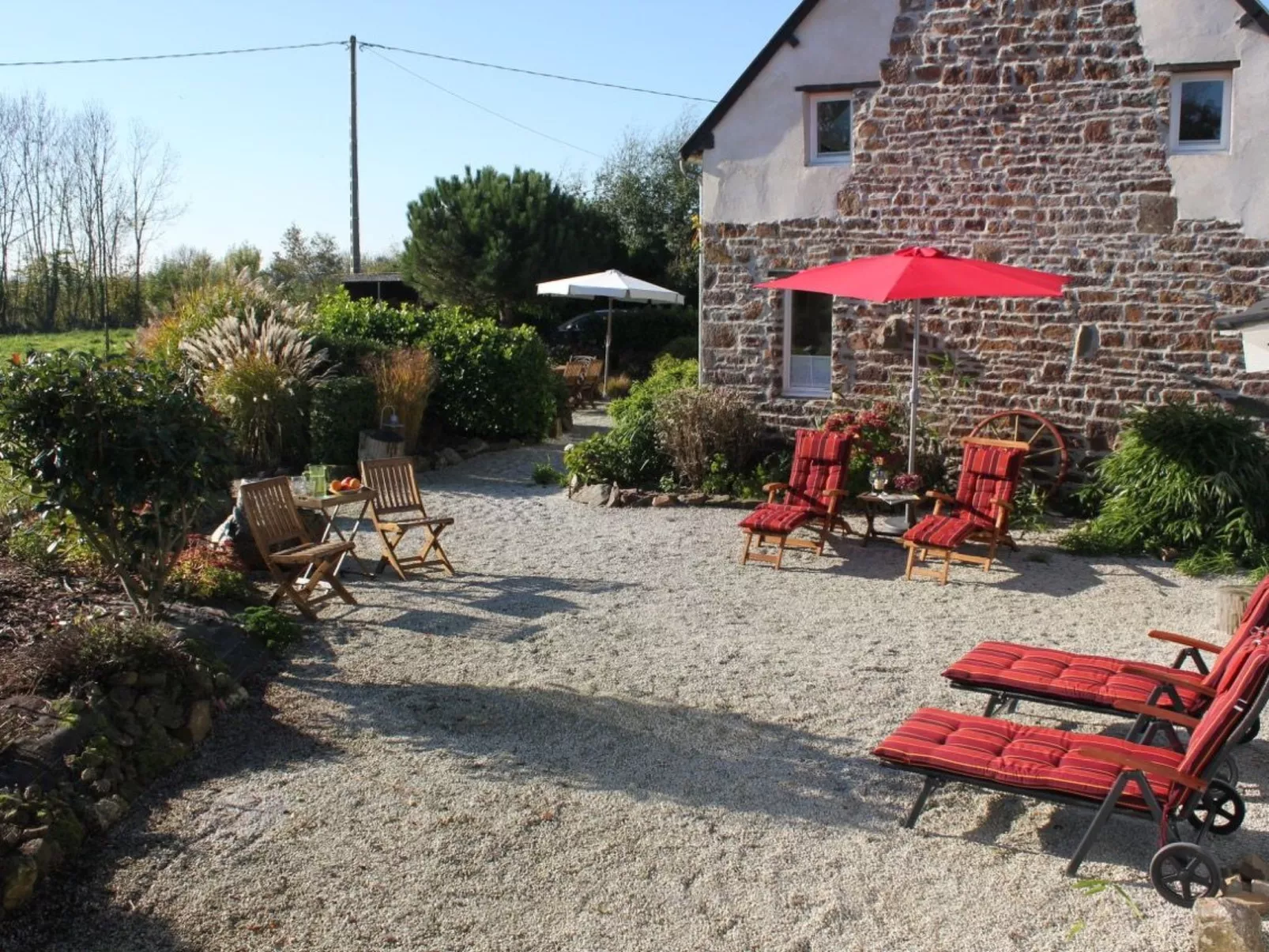 In Sourdeval Les Bois mit Garten