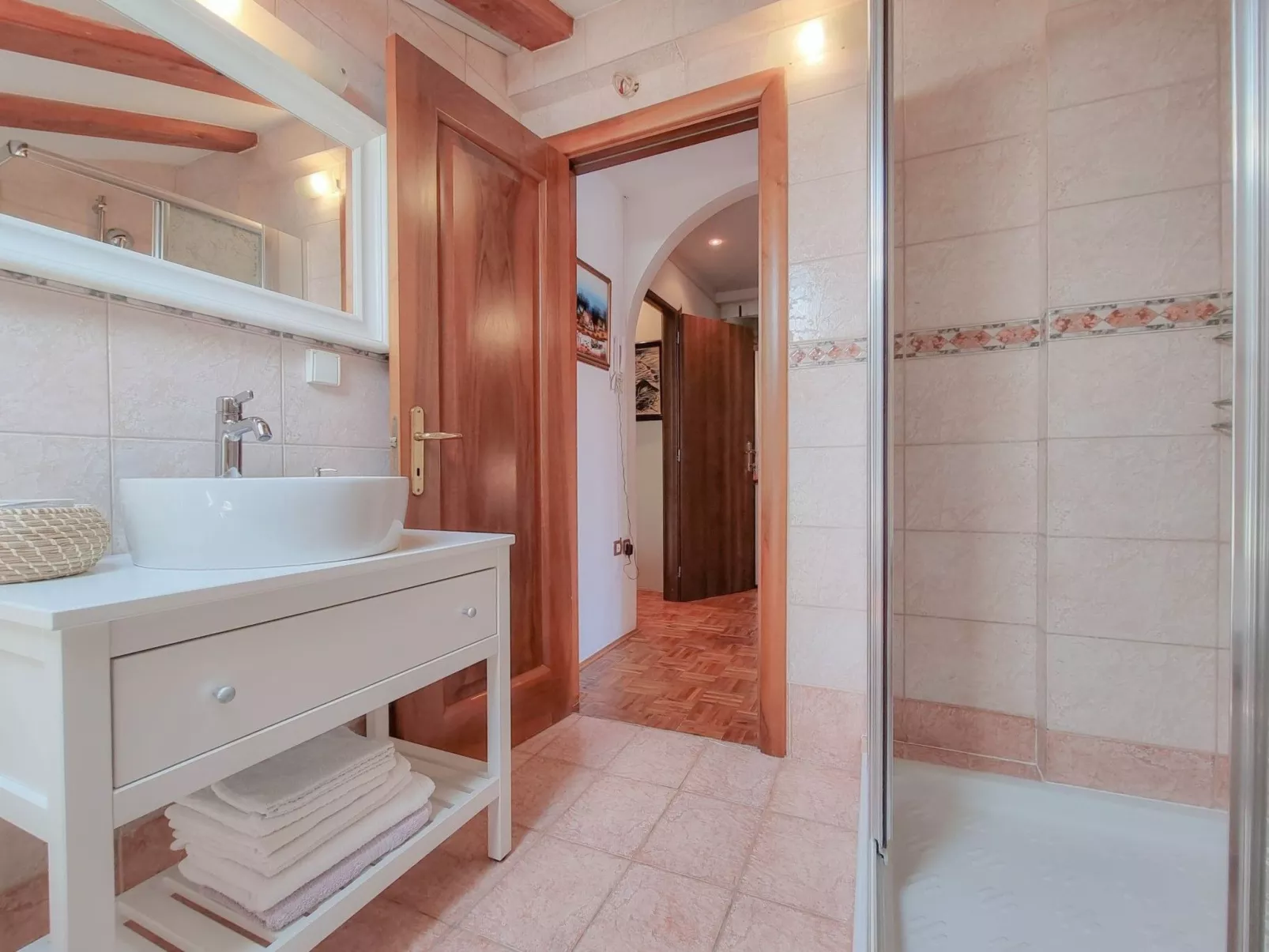 "Nina" mit Blick auf das Wasser-Binnen