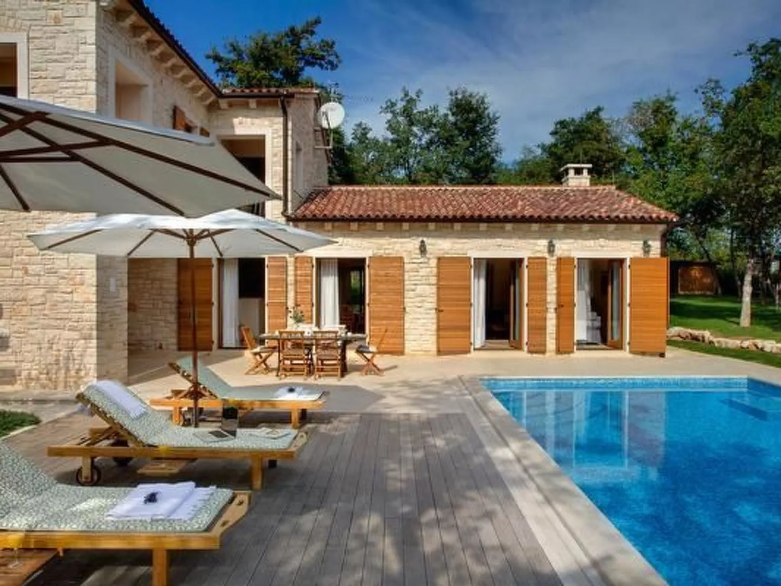 In Karigador mit Terrasse, Whirlpool und Garten