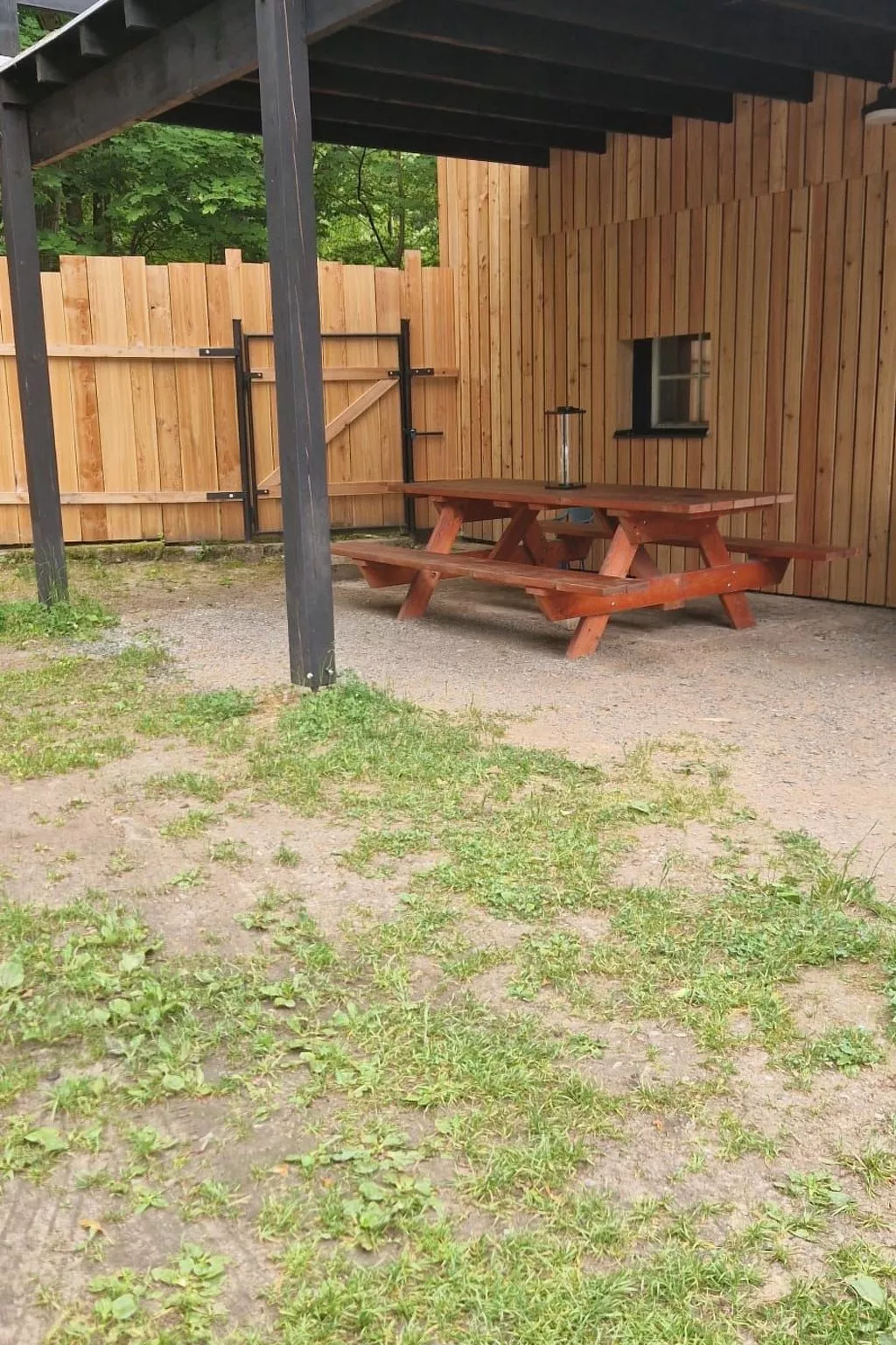 Traditionelles Haus, umgeben von Wäldern in Ralsko-Buiten