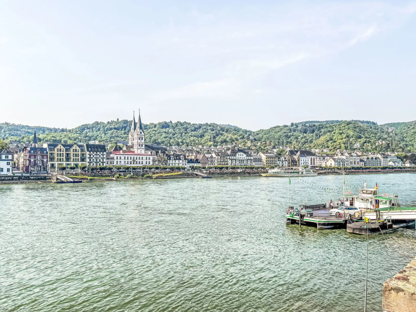 Mit Parkplatz und Terrasse-Omgeving