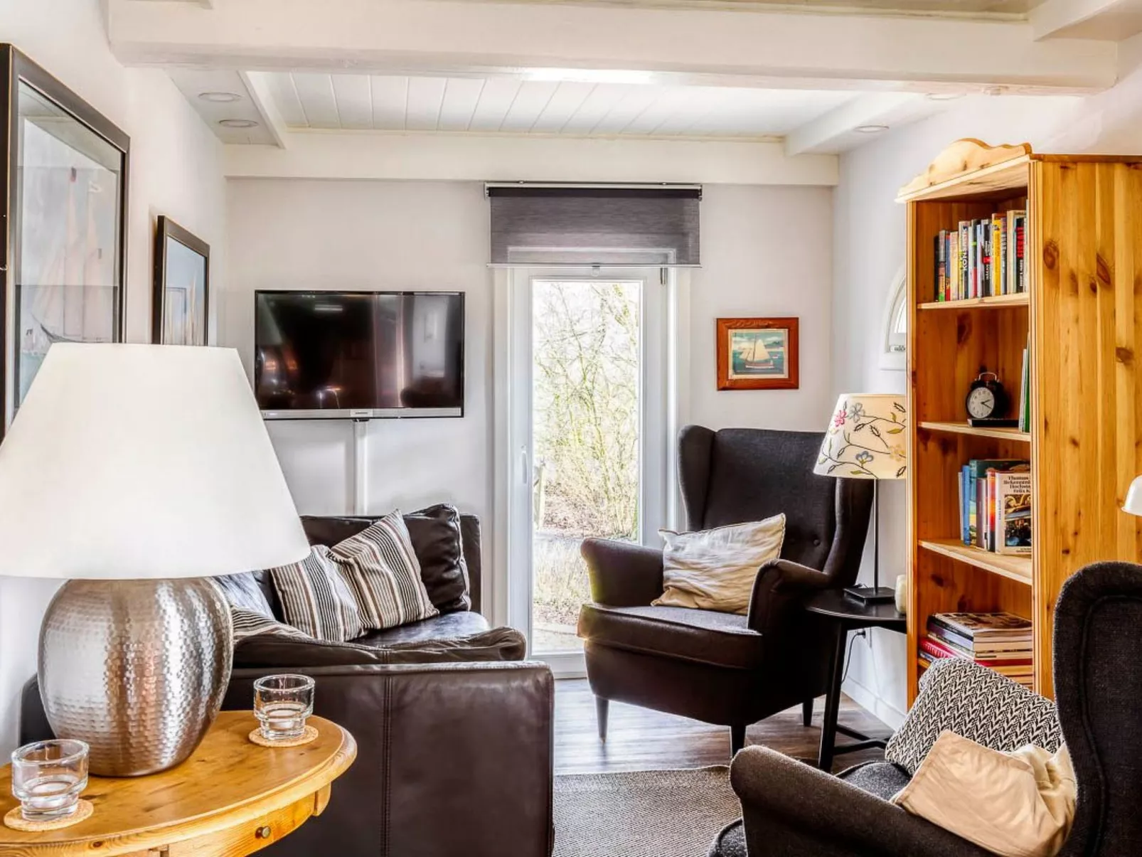 Reetdachhaus inmitten von Wiesen und Feldern-Binnen