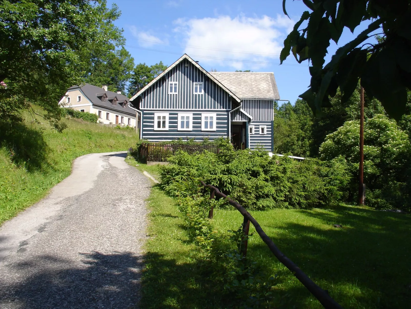 Charmantes, traditionelles Holzhaus-Image-tags.info