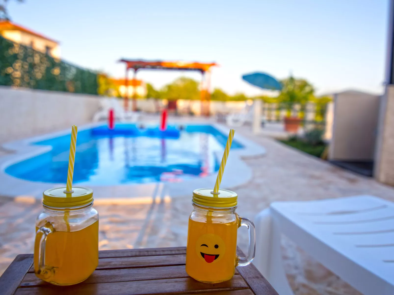 In Opanci mit beheiztem Pool, Parkplatz-Buiten