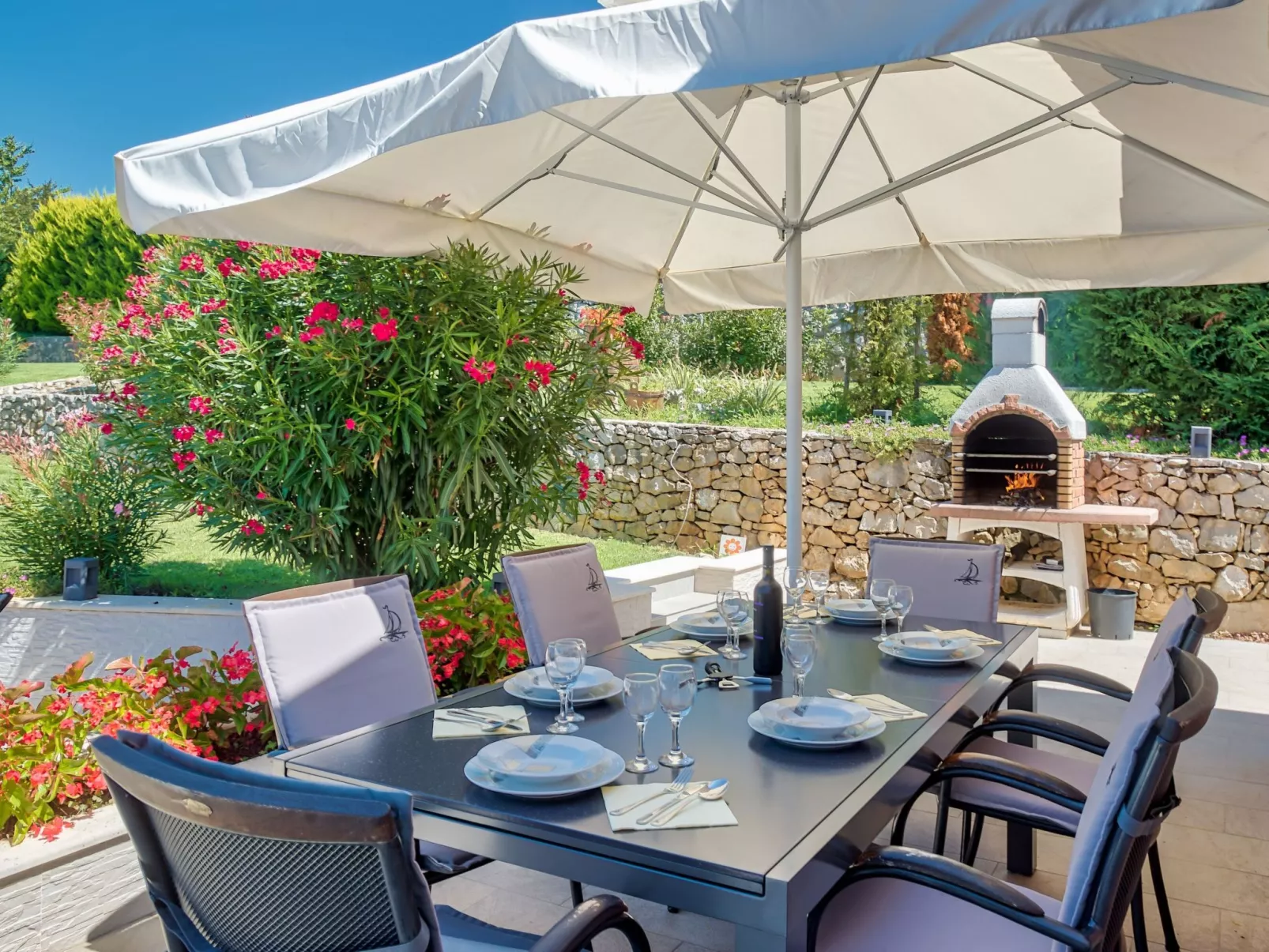 "Ines" mit Whirlpool-Buiten