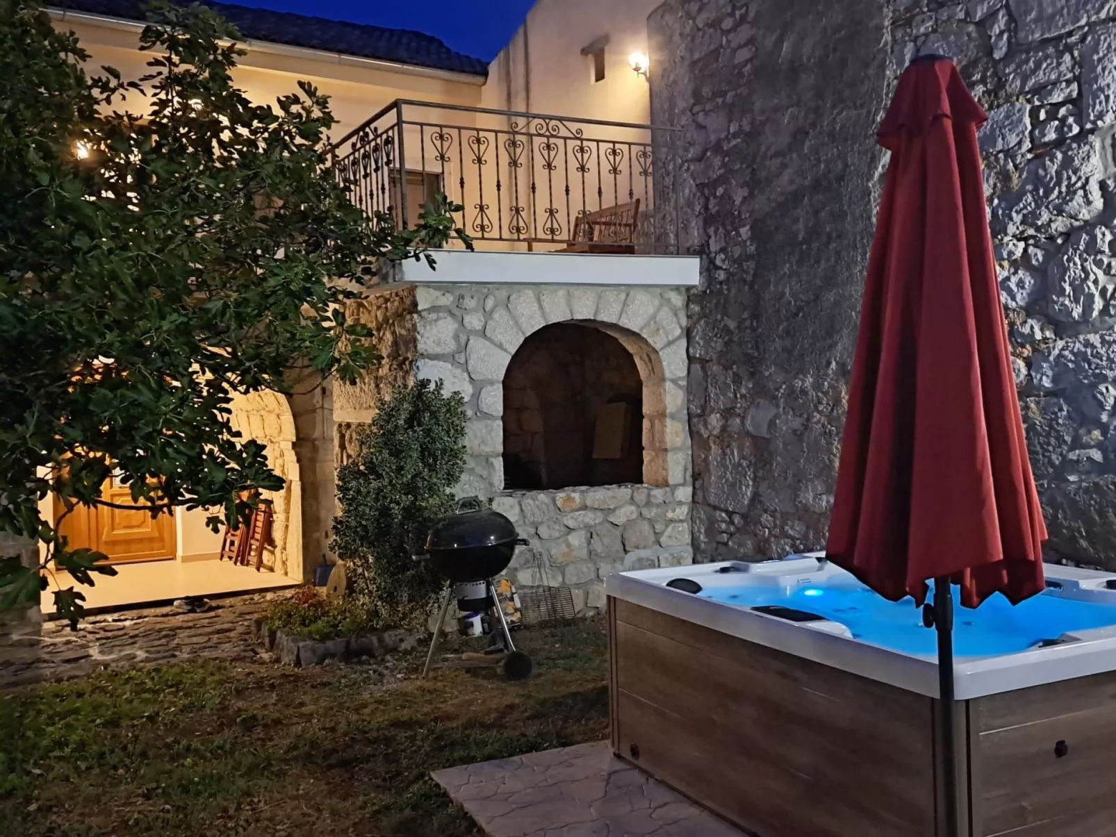 Geräumige Villa mit drei Schlafzimmern und einem ruhigen Garten