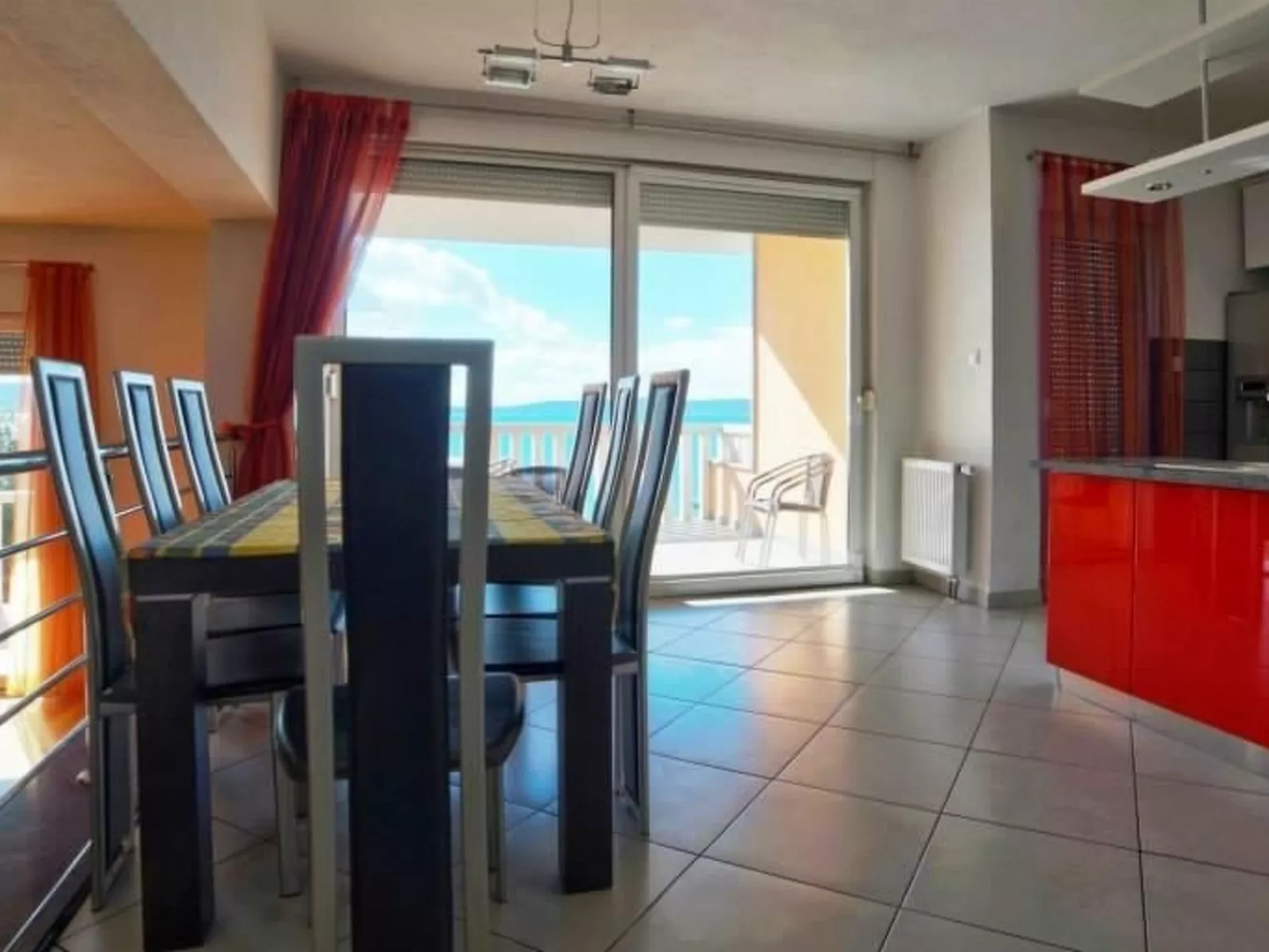 "Red" mit Blick auf das Wasser-Binnen