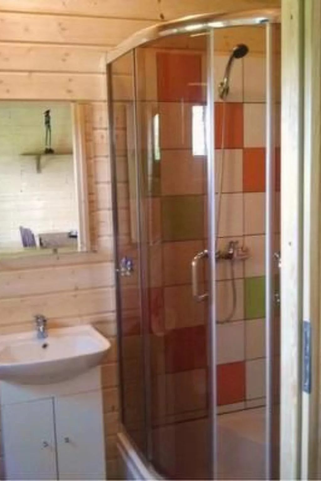 Blockhütte mit Terrasse, Garten und Grill-Binnen