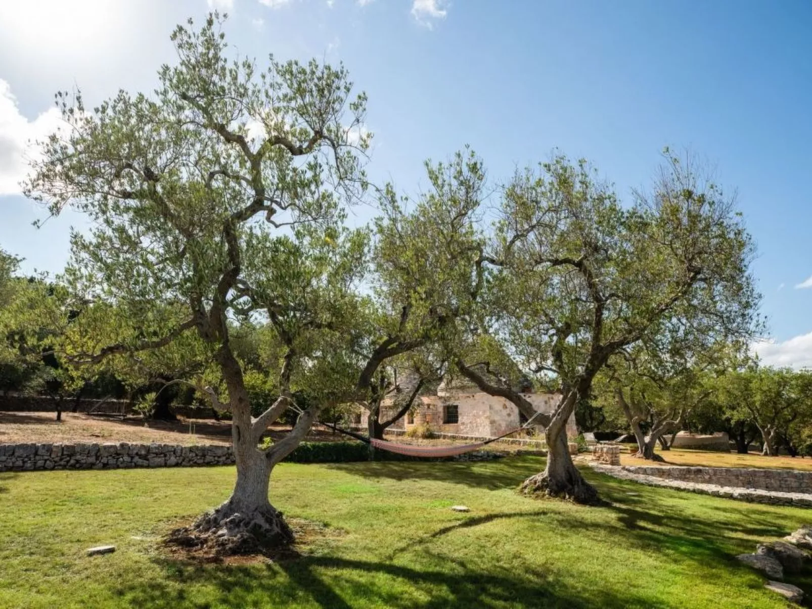 Schönes Steinhaus mit Pool und Panoramablick-Image-tags.info