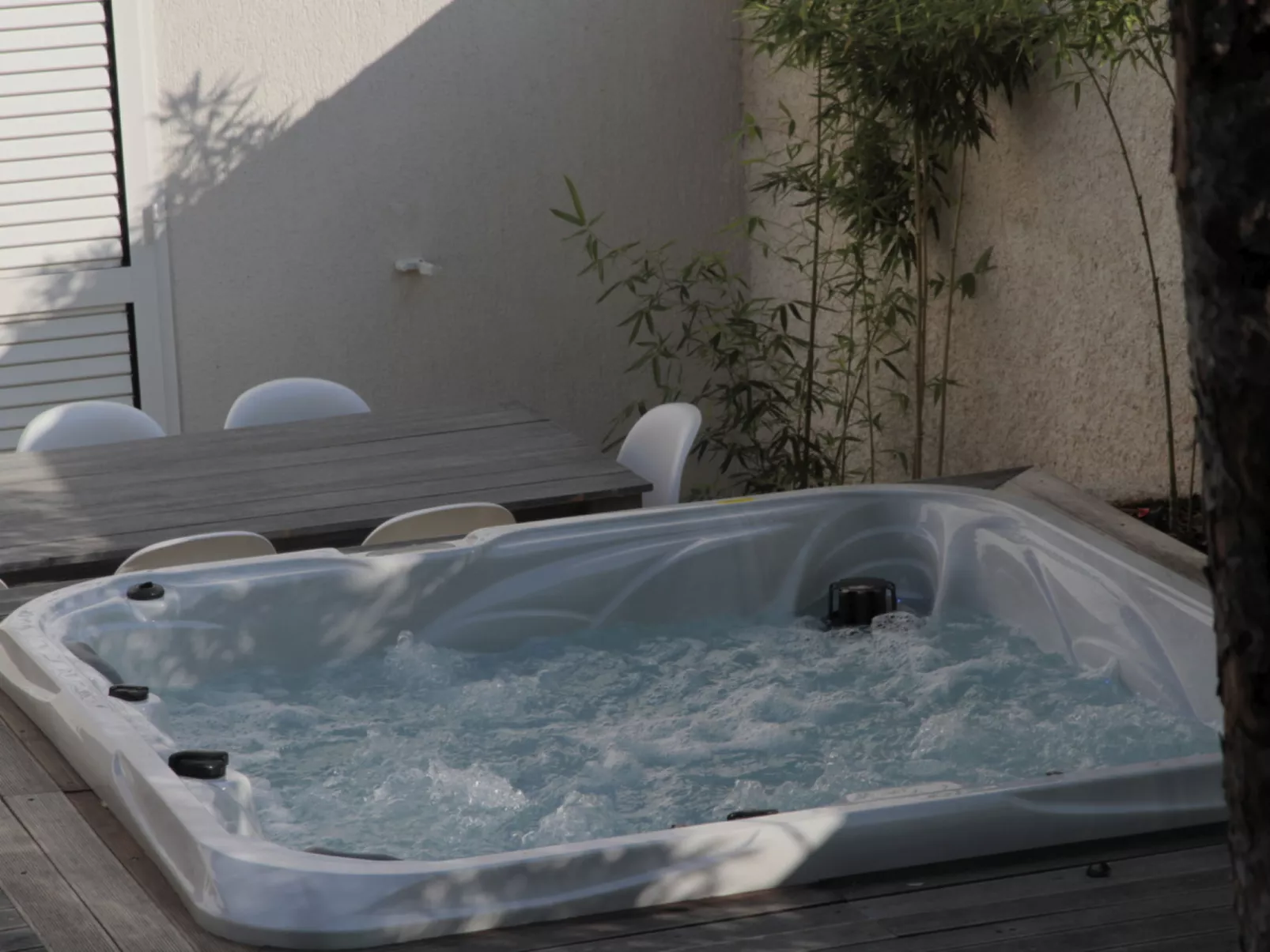 Stylisches Haus mit Dachterrasse, Bar und Hot Tub - Buiten